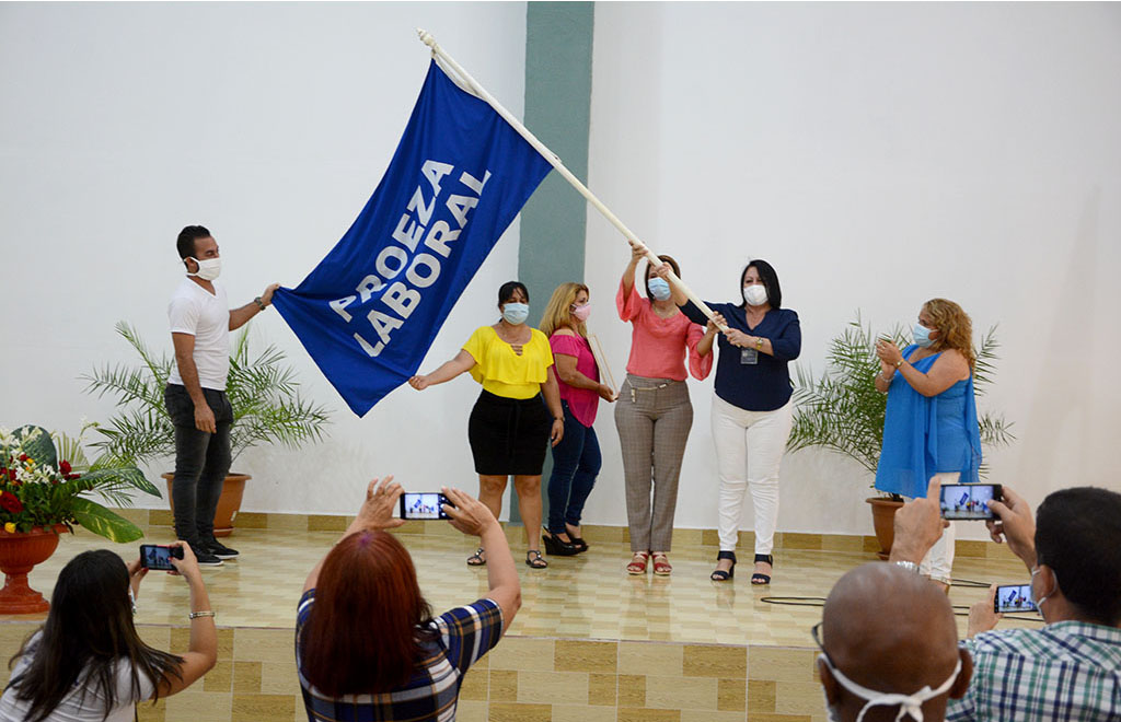 La Central de Trabajadores de Cuba (CTC) entrega Bandera de Proeza Laboral a la Universidad de Holguín. Sede José de la Luz y Caballero, lunes 22 de febrero de 2021. UHo FOTO/Luis Ernesto Ruiz Martínez.