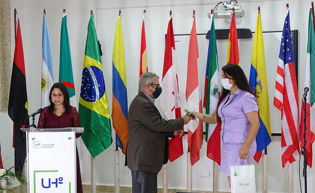 El MSc. Roger Florentino Obregón Tejeda recibe la Mención del Premio de Comunicación Científica Scientia Maxime. 