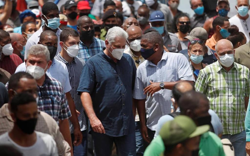 El Presidente Cubano recorre las calles de San Antonio de los Baños. Foto tomada de internet.