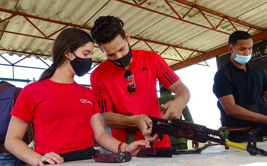 Estudiantes de la UHo desarrollan ejercicio de tiro de combate