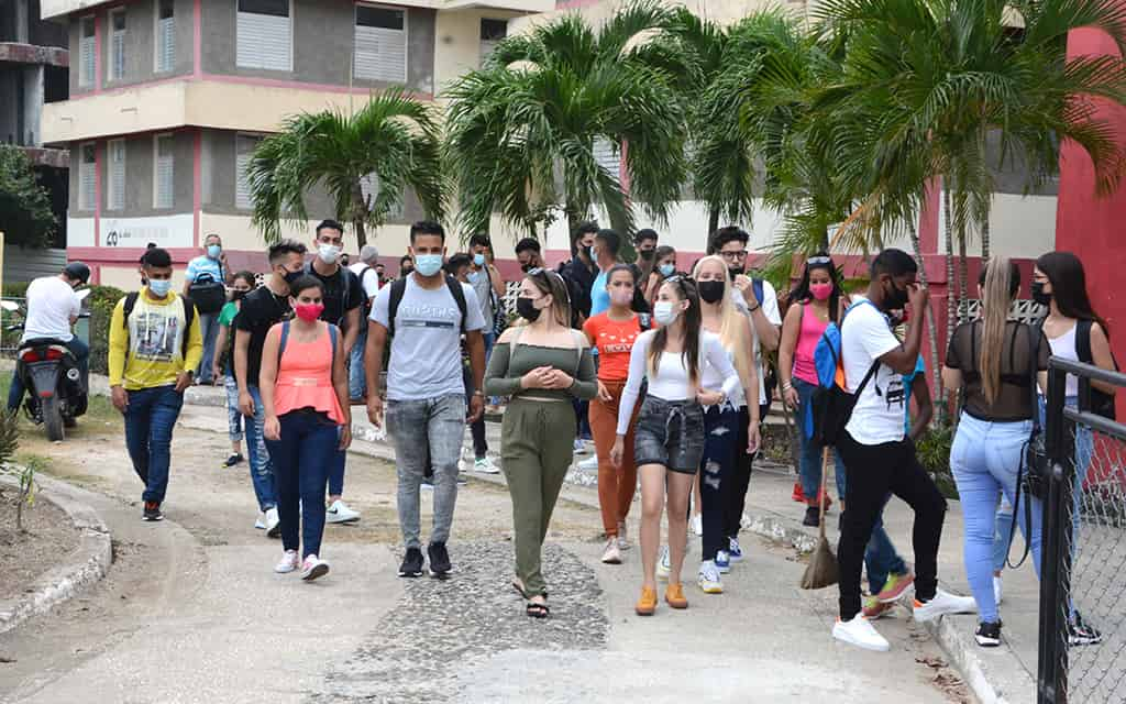 Miles de jóvenes regresan a las aulas de la Universidad de Holguín para continuar su formación.