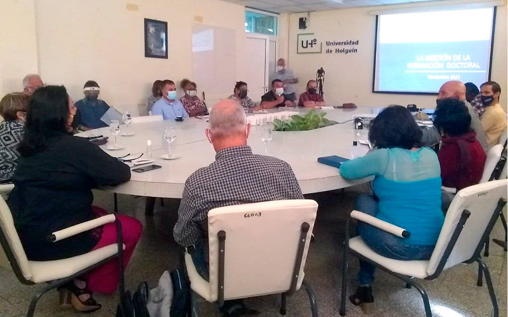 Evalúan la formación académica de posgrado en la Universidad de Holguín