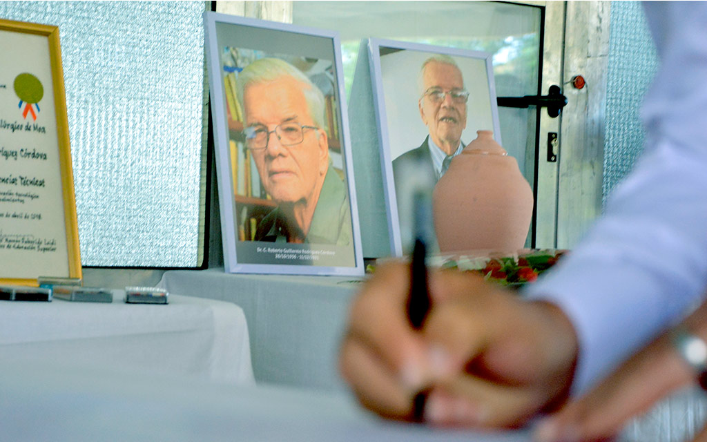 Homenaje póstumo al Dr. C. Roberto Rodríguez Córdova, en la sede Oscar Lucero Moya de la Universidad de Holguín, el 15 de diciembre de 2021. UHo FOTO/ Luis Ernesto Ruiz Martínez