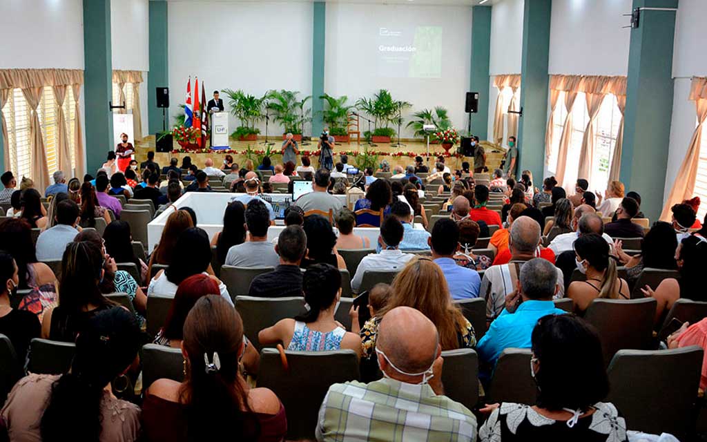 Acto de graduación en la UHo. Archivo Dircom