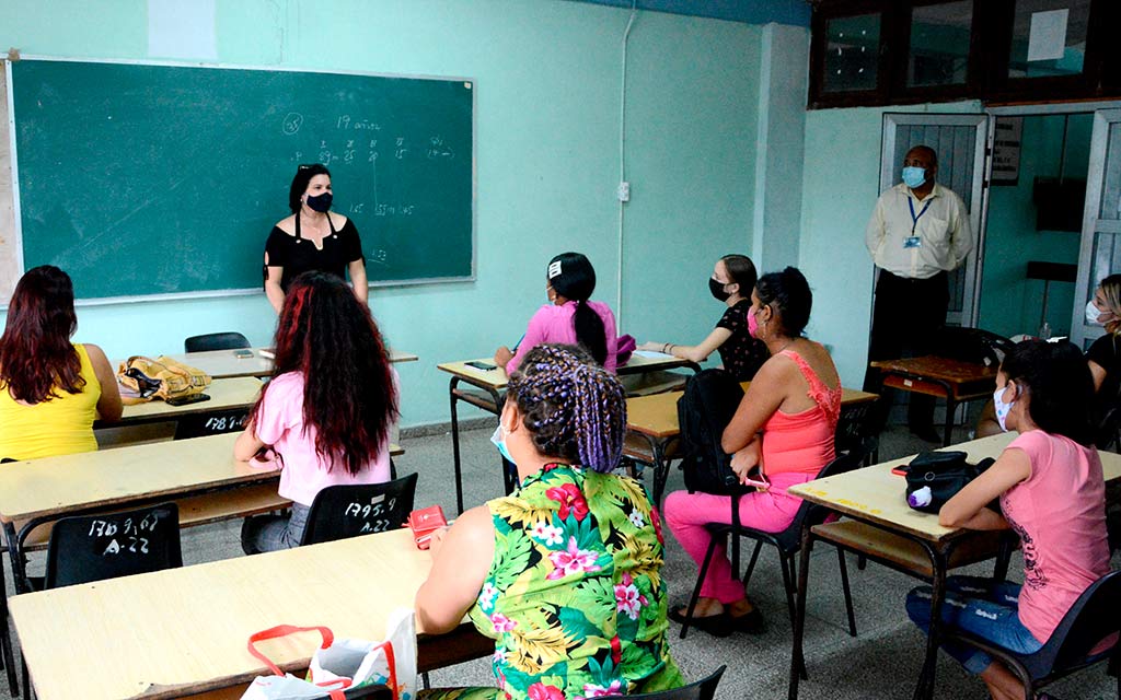 Realizan primer otorgamiento de carreras universitarias