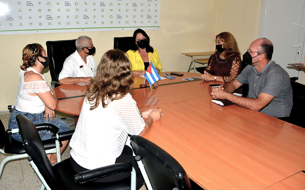 Firman Convenios de colaboración entre la Universidad de Holguín y Cobransa Surl