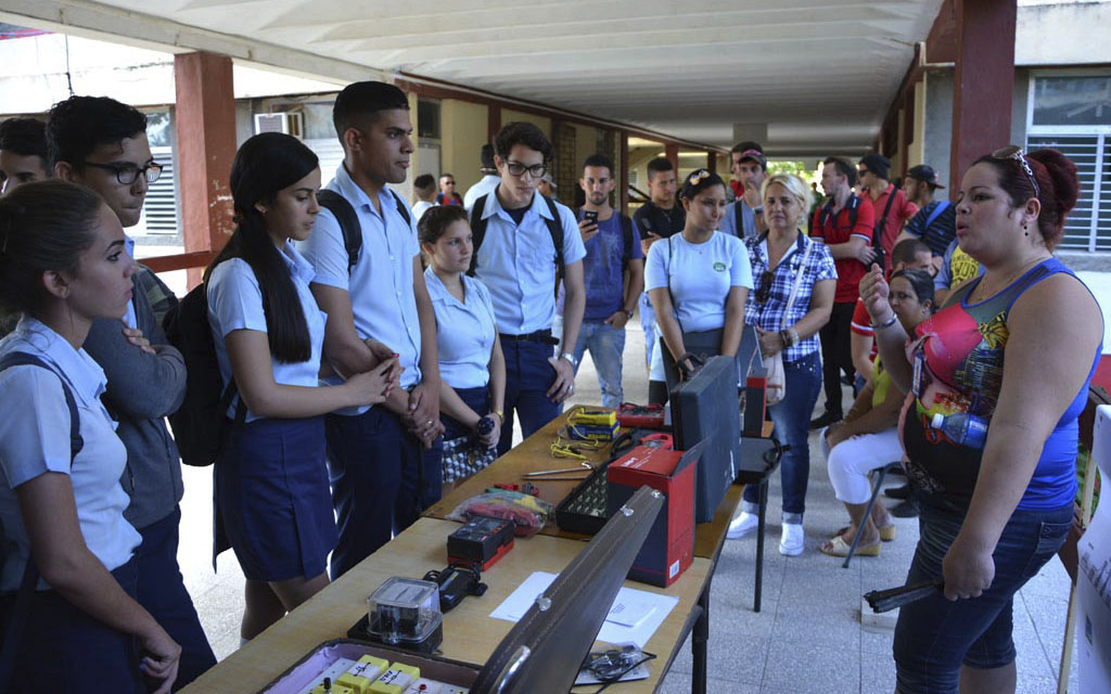 Estudiantes de preuniversitarios de Holguín participan en el Día de las Puertas abiertas para recibir información sobre las carreras que se estudian en la Universidad de Holguín. UHO FOTO/Luis Ernesto Ruiz Martínez.